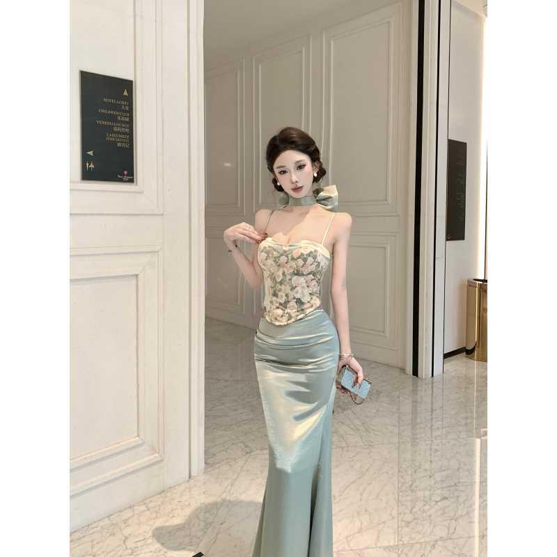 

Elegant Floral Camisole, Skirt & Bow Three-Piece Set Small зелёный