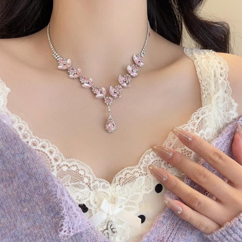 Diamond-encrusted flower stud earrings necklace, sweet and elegant temperament, versatile jewelry set, light luxury and high-end jewelry.