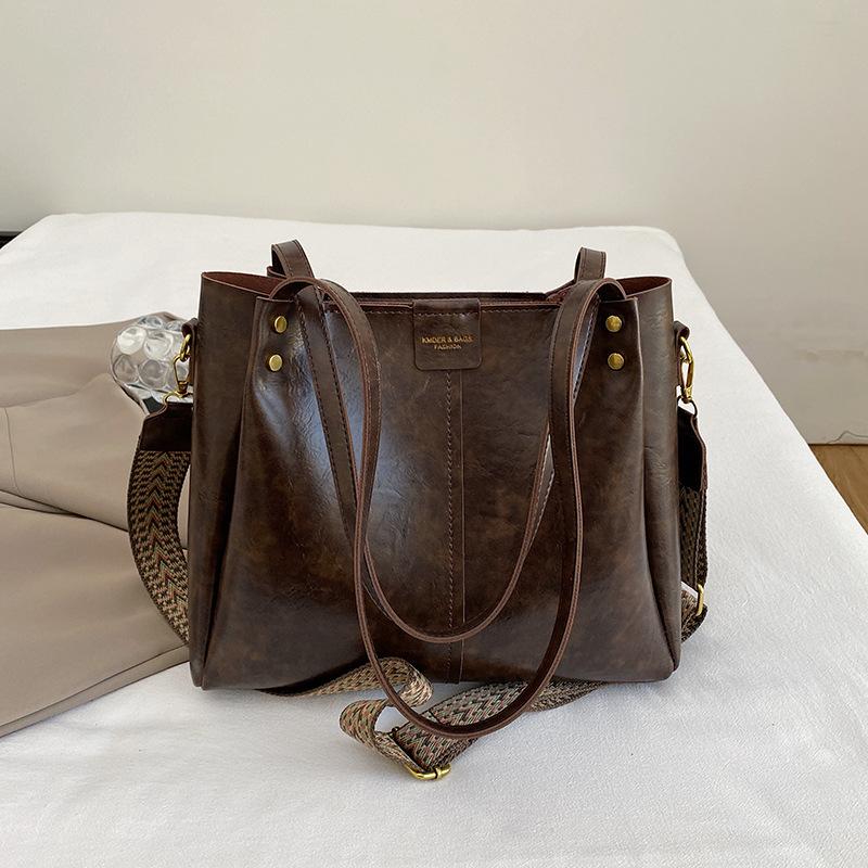 Commuter armpit large-capacity bag women s autumn new retro fashion high-value shoulder bag women