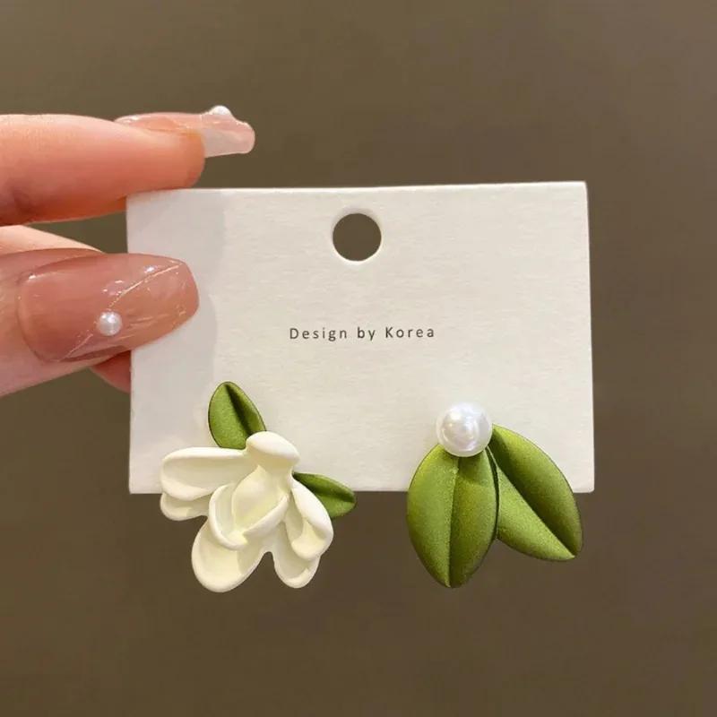 Boucles d'oreilles asymétriques mode coréenne feuilles vertes fleur blanche pour femmes boucles d'oreilles clous perle mignonnes douces bijoux piercing cadeau