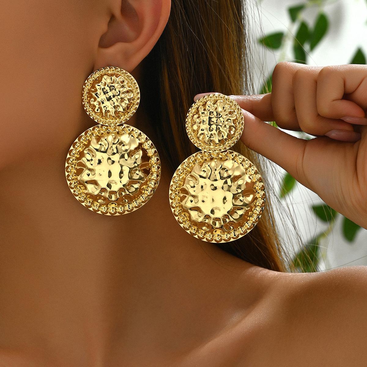 

Модные легкие серьги класса люкс, высококачественный плиссированный круглый дизайн, женские серьги-гвоздики, универсальные и простые серьги.