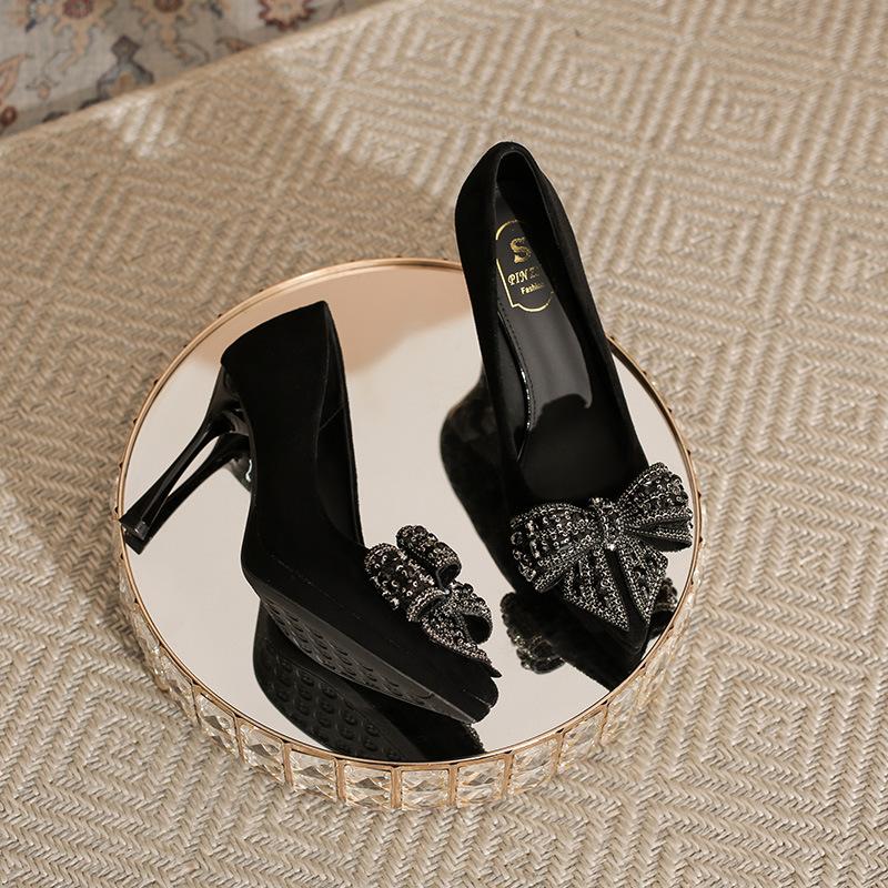 

Туфли-лодочки из черной замши со стразами, темперамент светской львицы, с мелким вырезом, на тонком каблуке, не утомляющие ноги, одинарные туфли, водонепроницаемая платформа 39