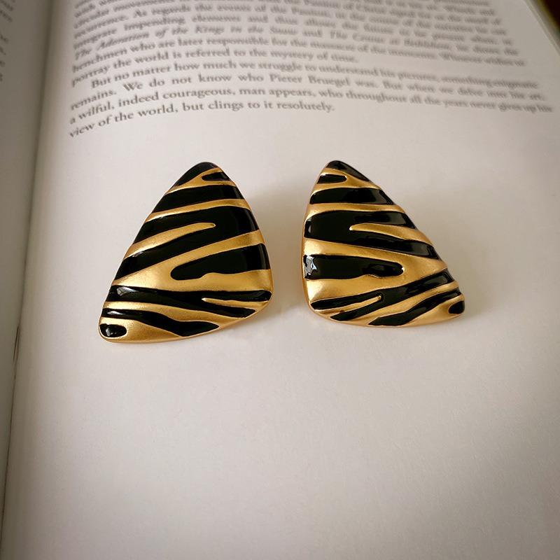 Retro Court Style Earrings Niche Light Luxury High-end Stud Earrings Versatile Earrings