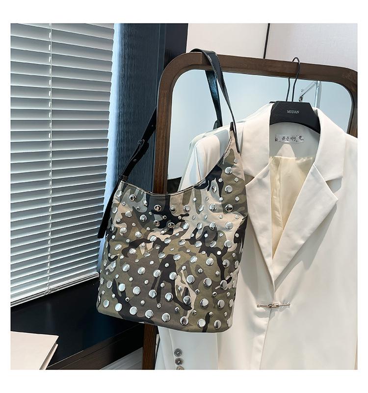 Bag women's large-capacity retro personality trendy cool polka dot rivet women's shoulder messenger bag