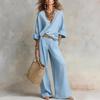 Completo da donna con scollo a V, maniche lunghe e pantaloni a gamba larga in beige