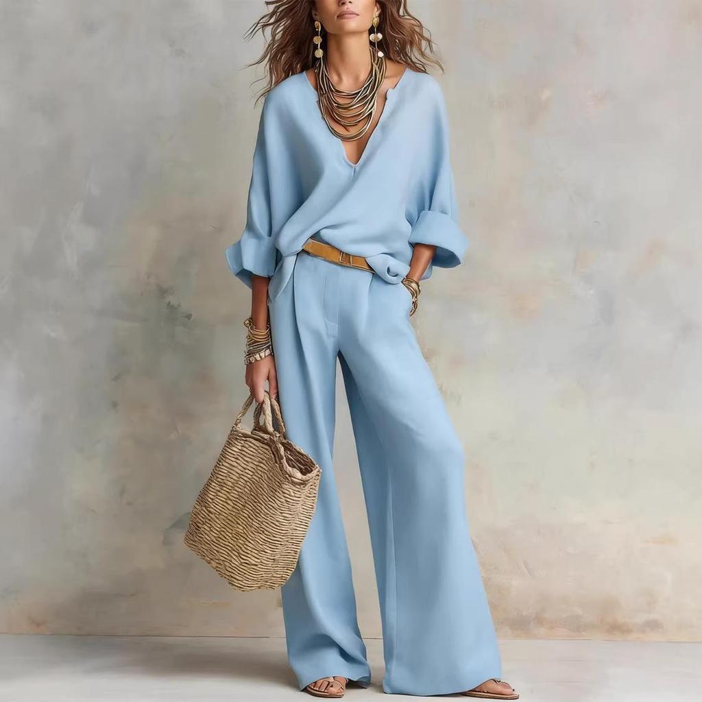Completo da donna con scollo a V, maniche lunghe e pantaloni a gamba larga in beige