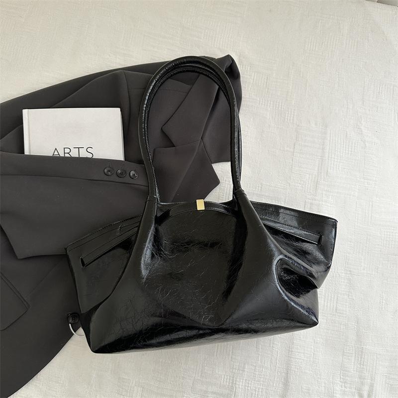 

Сумка большой вместимости женская летняя универсальная 2025 новая повседневная нишевая на плечо подмышку плиссированная сумка-тоут для поездок чёрный