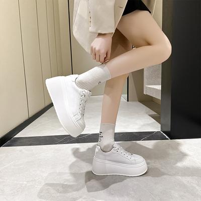 Chaussures pour femmes à semelles épaisses rehaussantes chaussures de sport décontractées Petites chaussures de planche étudiantes légères rehaussantes Petites chaussures blanches pour femmes