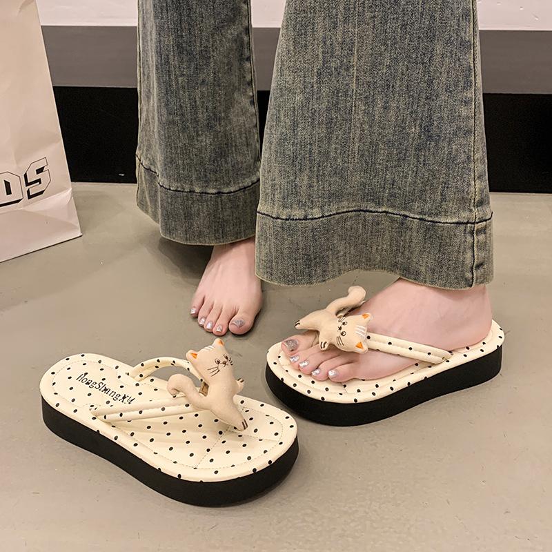 Internet celebrity thick-bottomed polka dot flip-flops women's summer wear 2025 new skirt French cool slippers
