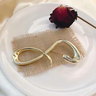Broche Metálico de Gama Alta Europeo y Americano en Forma de 8: Accesorio Moderno, Simple y Versátil.