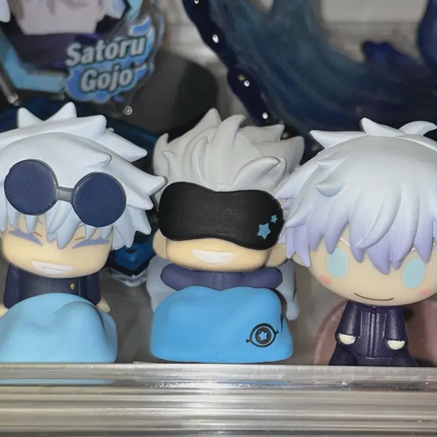 

2 Jujutsu Spin Gojo Gacha Figures + Cheil Lottery Figure Choco Noko