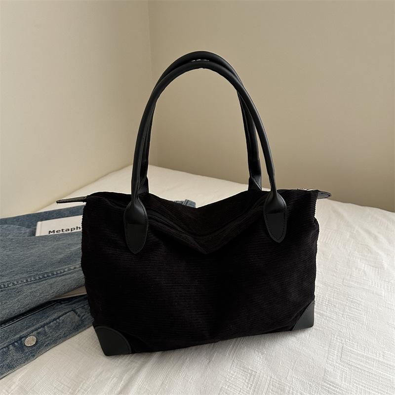 

Большая вместимость, нишевый дизайн, повседневная сумка 2024 года, простая, модная сумка через плечо с иностранной текстурой чёрный