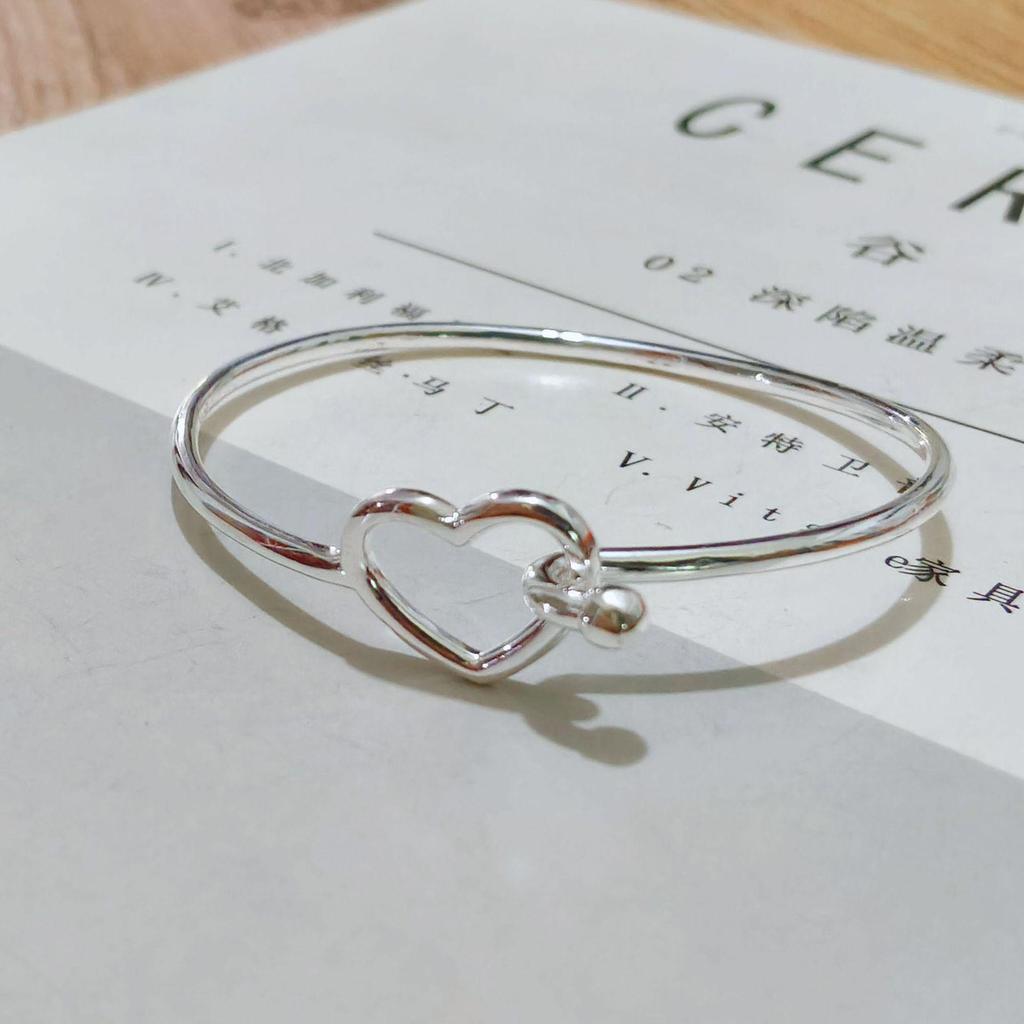 Creative Heart Buckle Women's Bracelet - Sweet, Versatile, Trendy, and Unique Niche Fashion Jewelry.