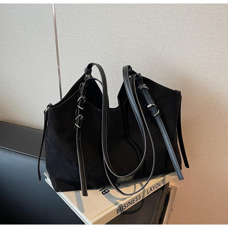 

Новая сумка через плечо, модный тренд, женская сумка-тоут большой вместимости, осень и зима 2024 года, повседневная деловая поездка на работу чёрный