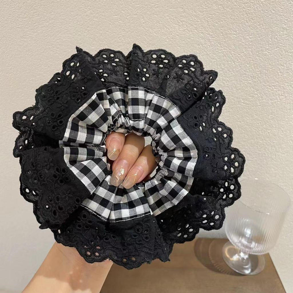 Zhao Lusi Doppellagiges Spitzenhaargummi – Französische Handarbeit, große Größe, Nischenstil
