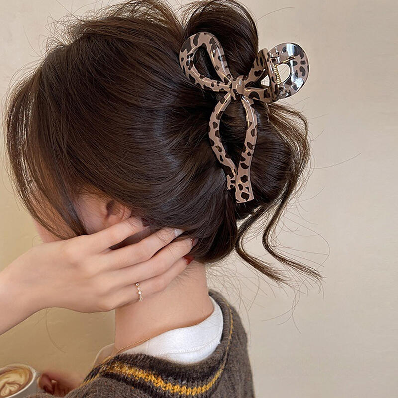 Laurenby Ribbon Knot Hopi Clip Hairpin brown