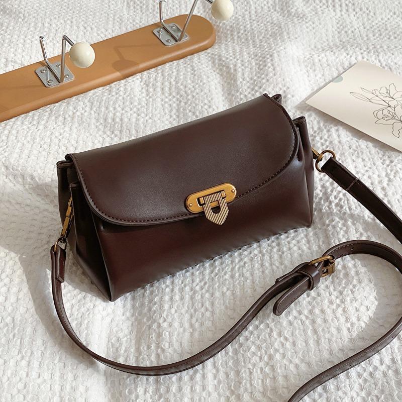 Shoulder bag, high-quality texture, new underarm baguette bag, fashionable and versatile retro trendy bag.