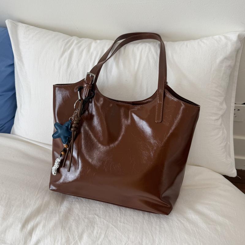 

Commuter shoulder bag women s 2025 summer new trendy retro fashion large capacity tote bag minimalist underarm bag коричневый