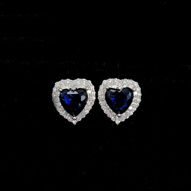 Design-Conscious Zircon Heart Stud Earrings: Versatile, Shiny, Heart-Shaped, Light Luxury for a Cool, Stylish Summer.