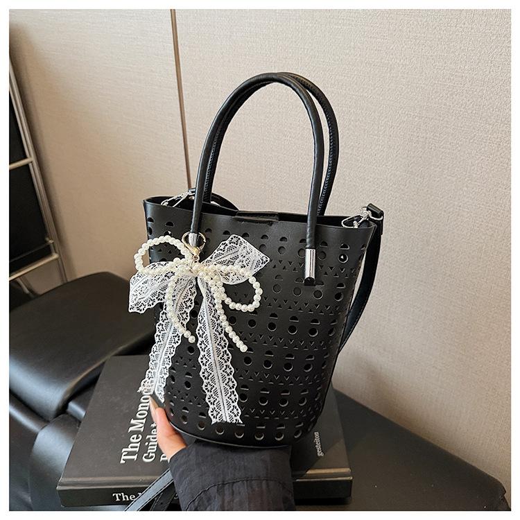 

Популярная в этом году маленькая сумка женская лето 2025 новая нишевая сумка-мессенджер с перфорацией сумка-ведро для мамы чёрный