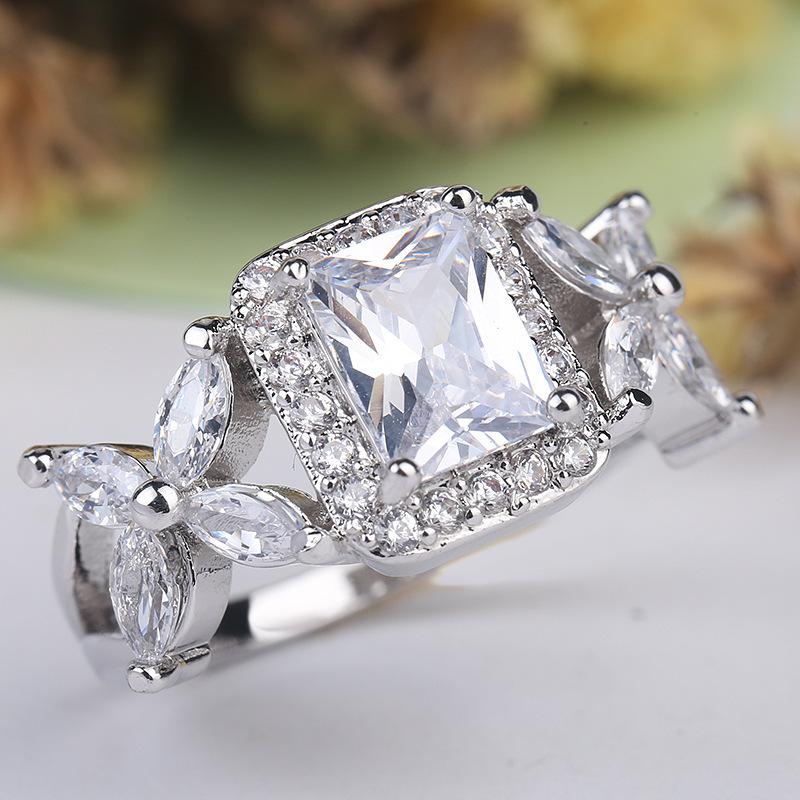 Stil Platinat Care Nu Se Decolorează Prințesă Diamant Pătrat Braț Răsucit Ușor Inscrustat Zircon Inel Inel Inel cu Diamante pentru Femei