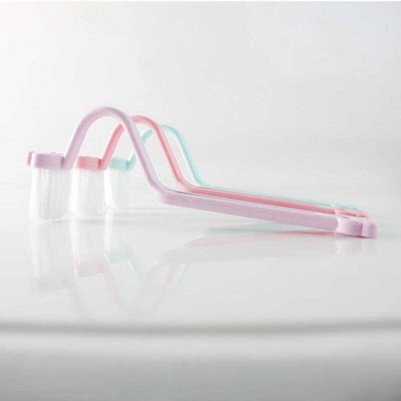 Corner cleaning brush