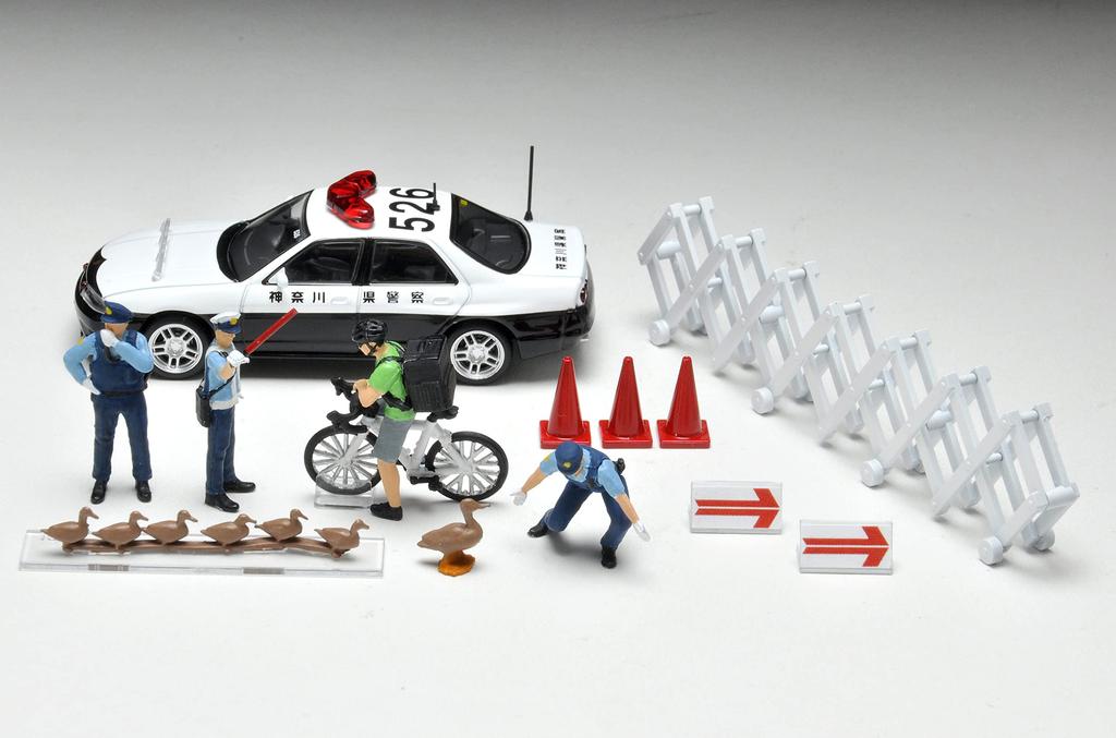 Geocolle 64 164# Car Snap 16a Police ABSPVC dollsaccessories (painted, partially assembled) + die-cast mini car set 321590