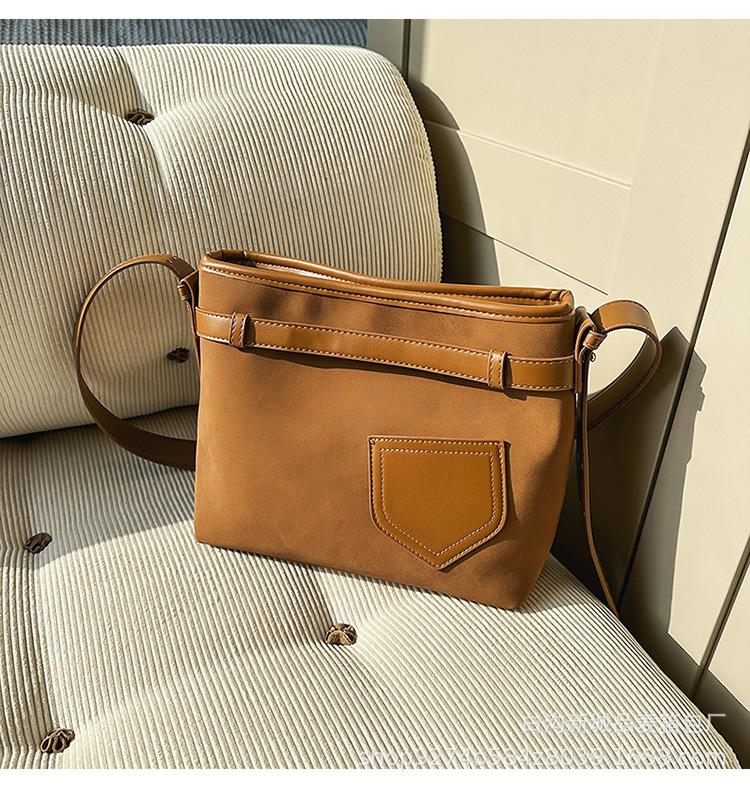 

Students commute to class Multi-pocket backpack Women s 2025 new retro versatile messenger bag Large capacity tote bag коричневый