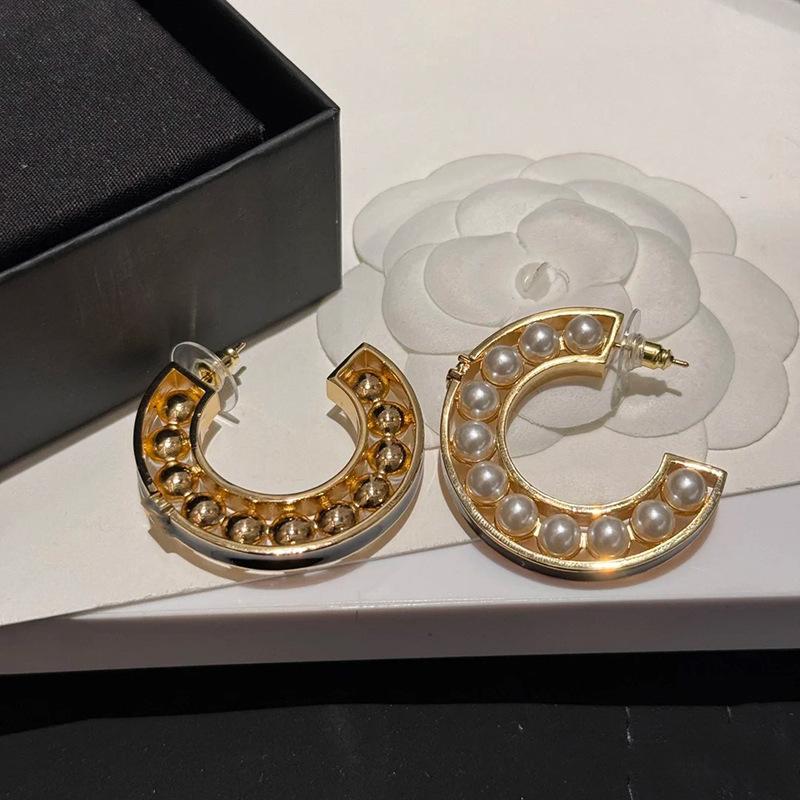 C-shaped hollow pearl earrings French exquisite personality design stud earrings high-end fashion temperament earrings women