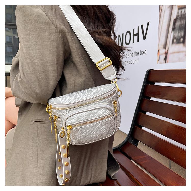 Fashion Women Waist Bag Fanny Pack Large Capacity Phone Crossbody Bags for Female Chest Bags Rivet Ladies Belt Bag Waist Pack