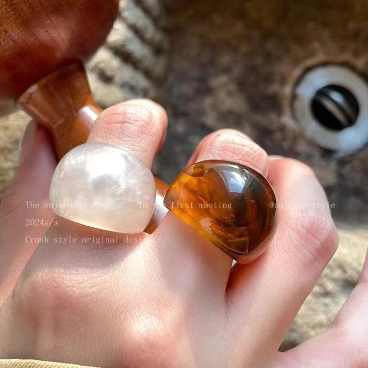 Anello in Resina Retrò Maillard a Tesa Larga Anello per Dito Indice Ambra di Lusso Leggero High-End per Donna Design di Nicchia Anello Esagerato
