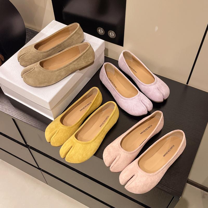 Japanese style 2025 spring new ninja shoes women's fashion casual comfortable leather flat split toe loafers ballet shoes