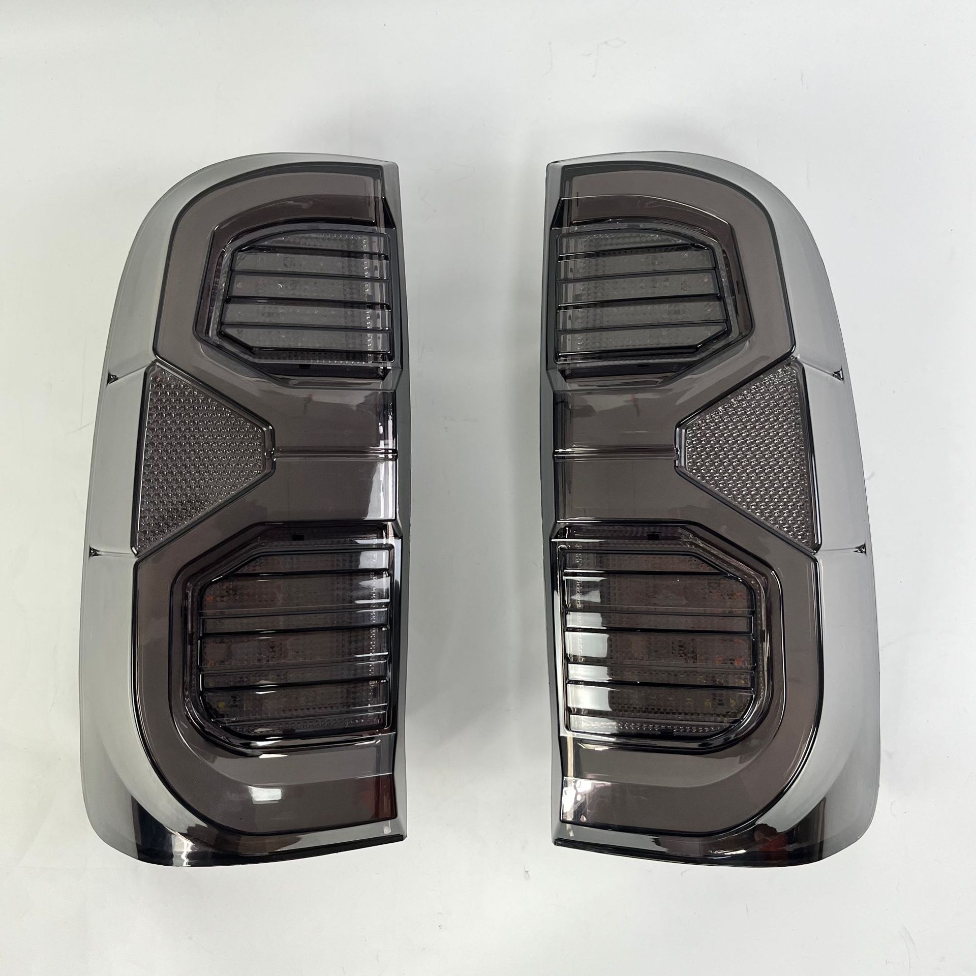 Suitable for 2004-15 Hilux Vigo taillight HILUX VIGO modified LED taillight red model