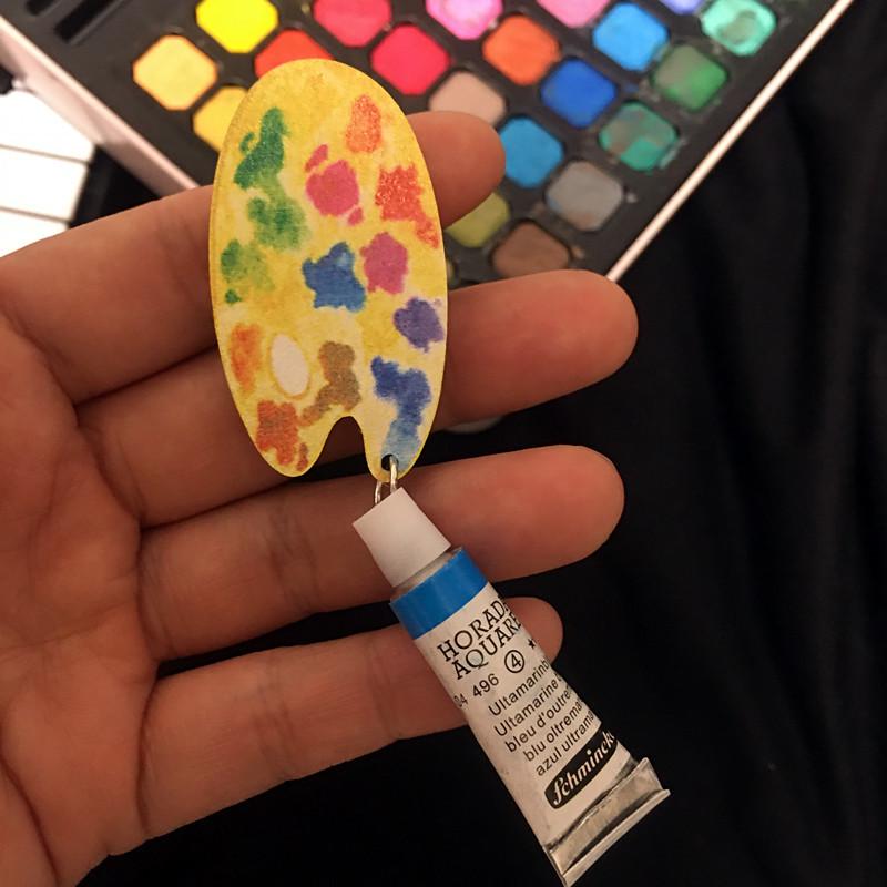 

Художественная брошь в виде палитры акварельных красок — забавный аксессуар ручной работы для студентов