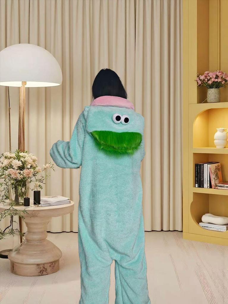 Skurriler Monster-Einteiler - Design mit langem Haar und großem Mund (Winter 2026)