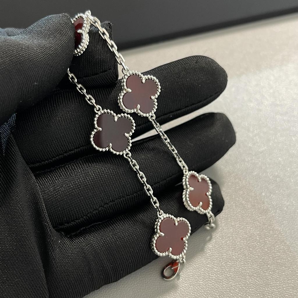 Bracciale in Giada Quadrifoglio – Eleganza Naturale, Fortuna Senza Tempo