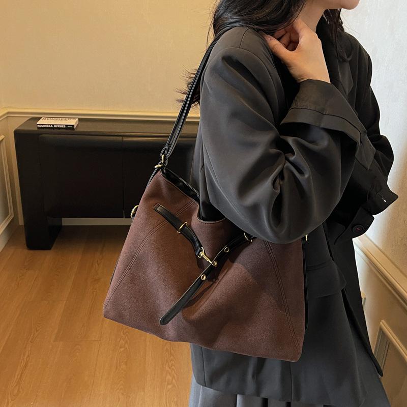 Women's 2025 Autumn/Winter Fashion: Casual Large-Capacity Textured Tote & Crossbody Backpack
