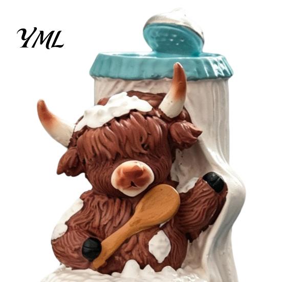Charming Tabletop Ornament Highland Cow Bathroom Figurine, Resin Scottish Calf Bathing Statue, Funny Gifts Farmhouse Animal for Home Office