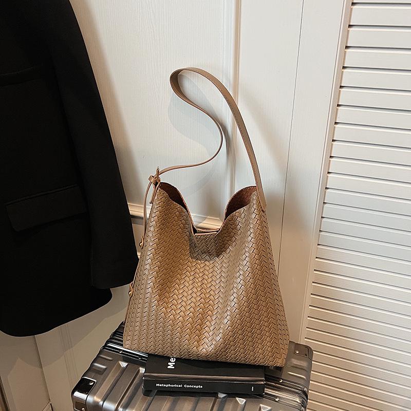 2025 Autumn/Winter Retro Woven Texture Large Capacity Tote: Versatile Casual Shoulder Bucket Bag