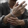 Women's Retro Fish Twist Bracelet – Individualistic and Fashionable Hand Jewelry