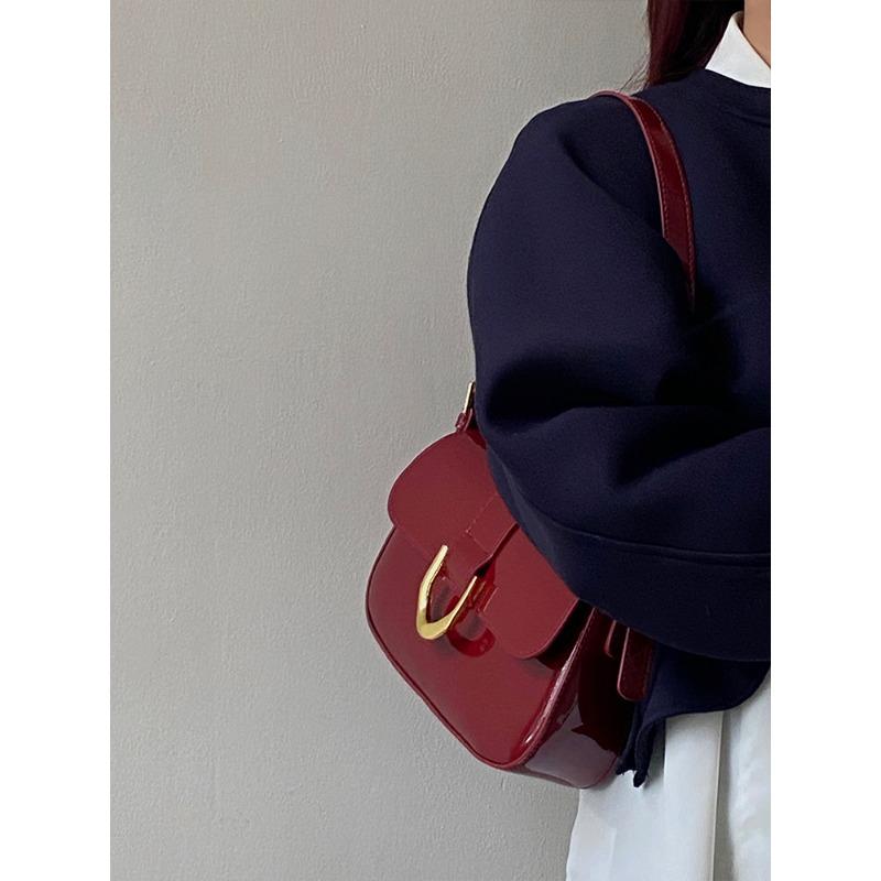 High-end Shoulder Bag for Women Korean Version Retro Burgundy Horseshoe Buckle Hand Armpit Bag Single Shoulder Crossbody Bag for Women