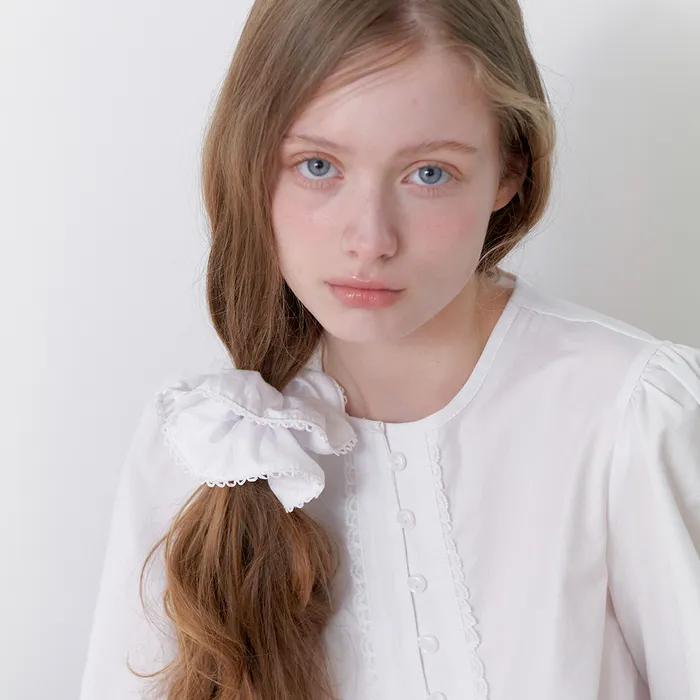 petit lace scrunch - white