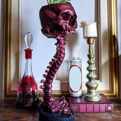 Totenkopf-Pflanzgefäß mit Wirbelsäulenständer, realistischer Totenkopf-Blumentopf aus Kunstharz, gotische Heimdekoration, Halloween-Bonbonschale für die Dekoration zu Hause oder im Büro