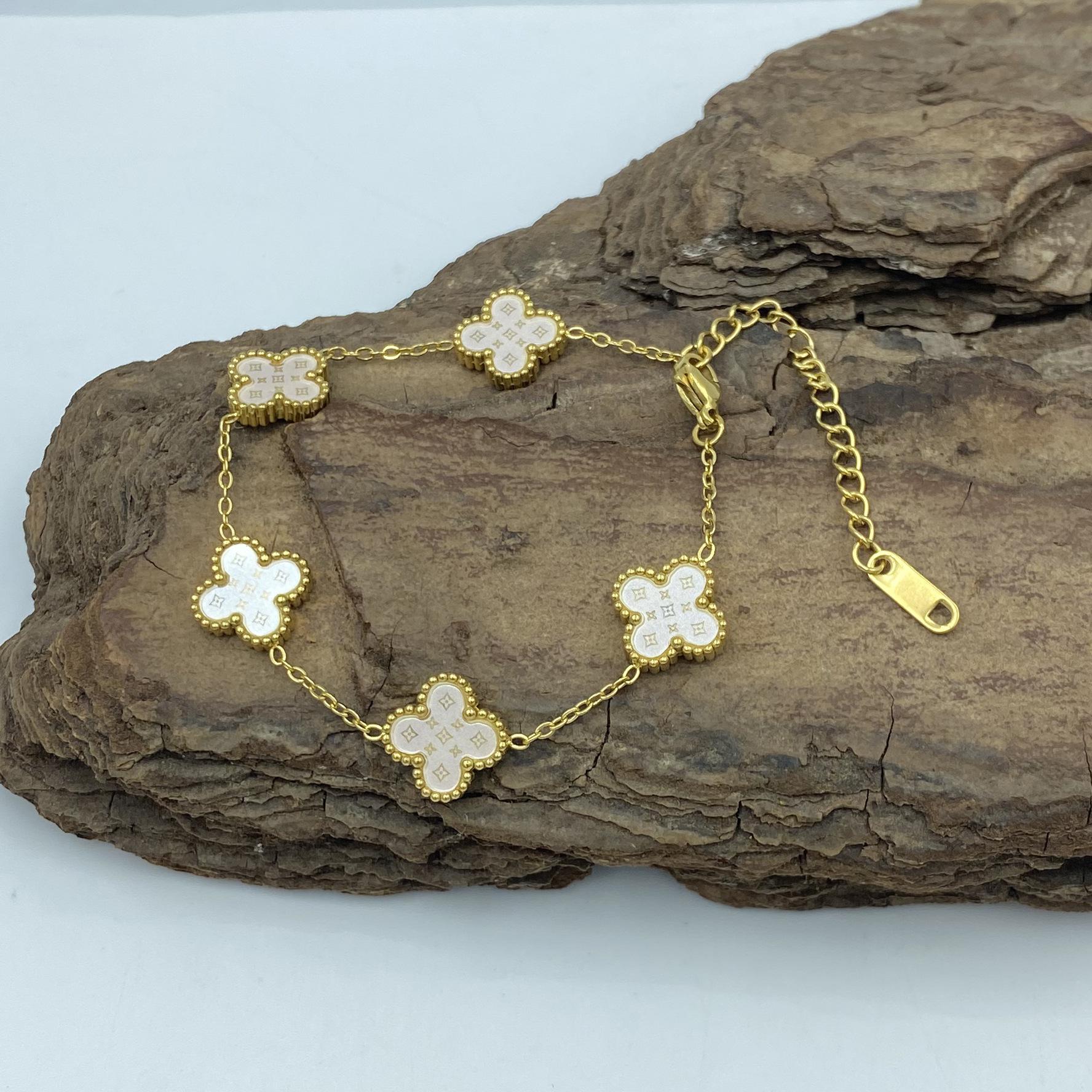 

Браслет из титановой стали 13 мм, двухсторонний, с узором из ракушек и звезд, ракушечный, модный, женский браслет с четырехлистным клевером на удачу