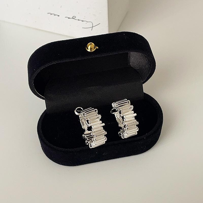 Niche Irregular Metal Line Stud Earrings Women'S Unique Personality Fashion Exquisite Temperament Versatile Earrings Earrings