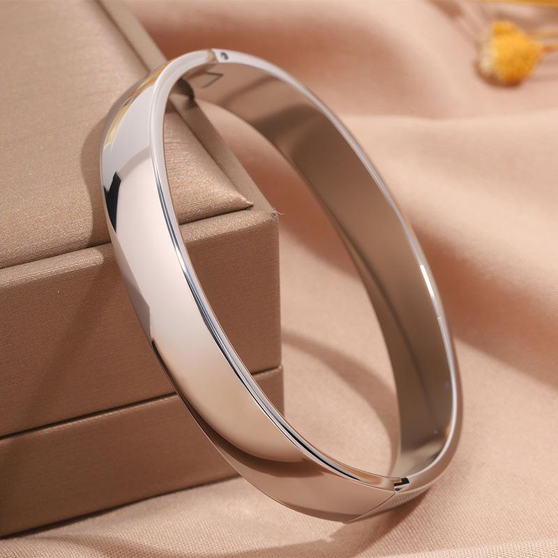 Hot-selling titanium steel bracelet, girls' high-end sense of fashion, popular light luxury in Europe and the United States, Gypsy star love diamond