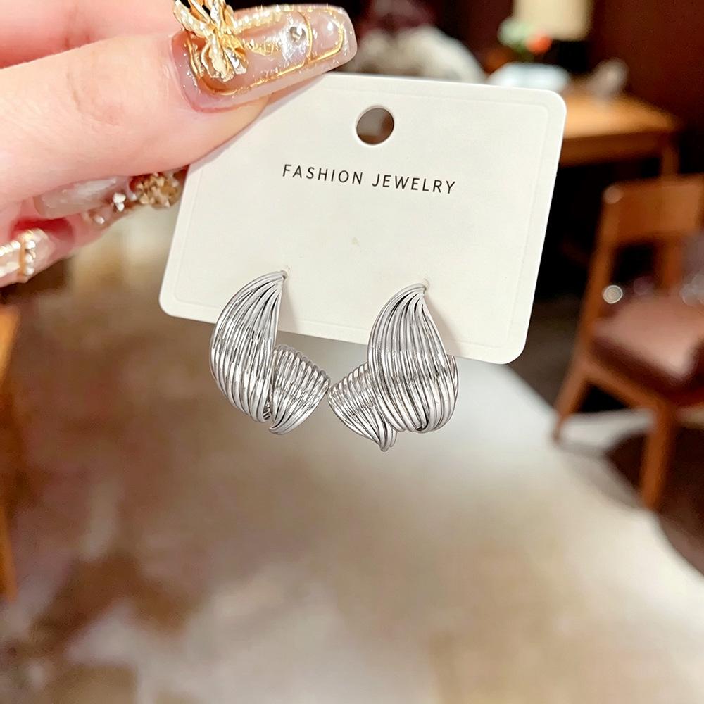 Personalized Retro Twisted Texture Stud Earrings for Women – Versatile, Light Luxury High-End Ear Ornaments.
