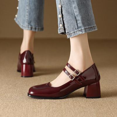 Draag kleine leren schoenen in alle seizoenen, nieuwe damesschoenen met vierkante neus van lakleer, schoenen met middelhoge hak in grote maten, casual effen kleur met gesp