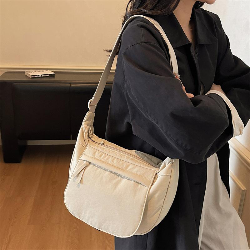 Dumpling Bag Lazy and Relaxed Messenger Bag Women's Lightweight Nylon Canvas Bag Commuter Leisure Sports Shoulder Bag