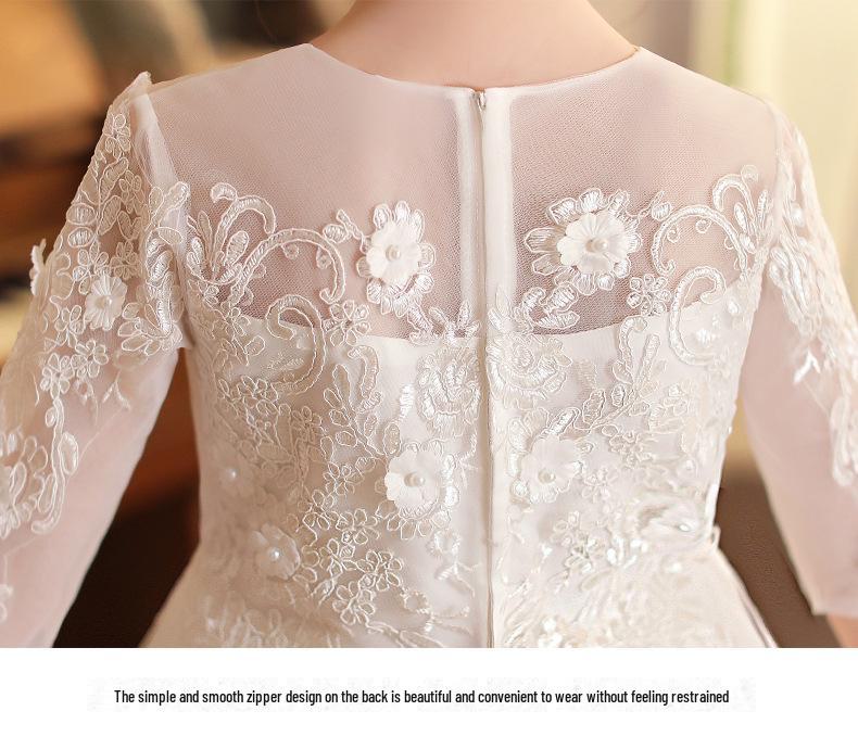 Bílé tylové květinové šaty úzkého střihu se středním rukávem